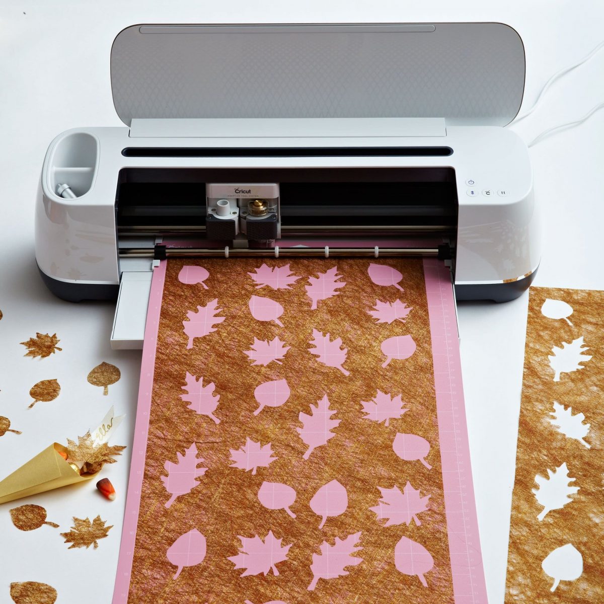 Darcy Miller Designs Gold Leaves Thanksgiving Table Decor Thanksgiving, Cricut, Tablescape, Table Décor, Paper Craft, DIY Confetti, DIY Table Runner, Fall Décor, Autumn Décor, Leaf Craft, Table Setting